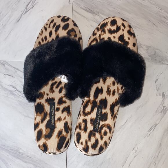 Victoria's Secret Leopard Fuzzy Slippers Size Medium - Picture 5 of 11